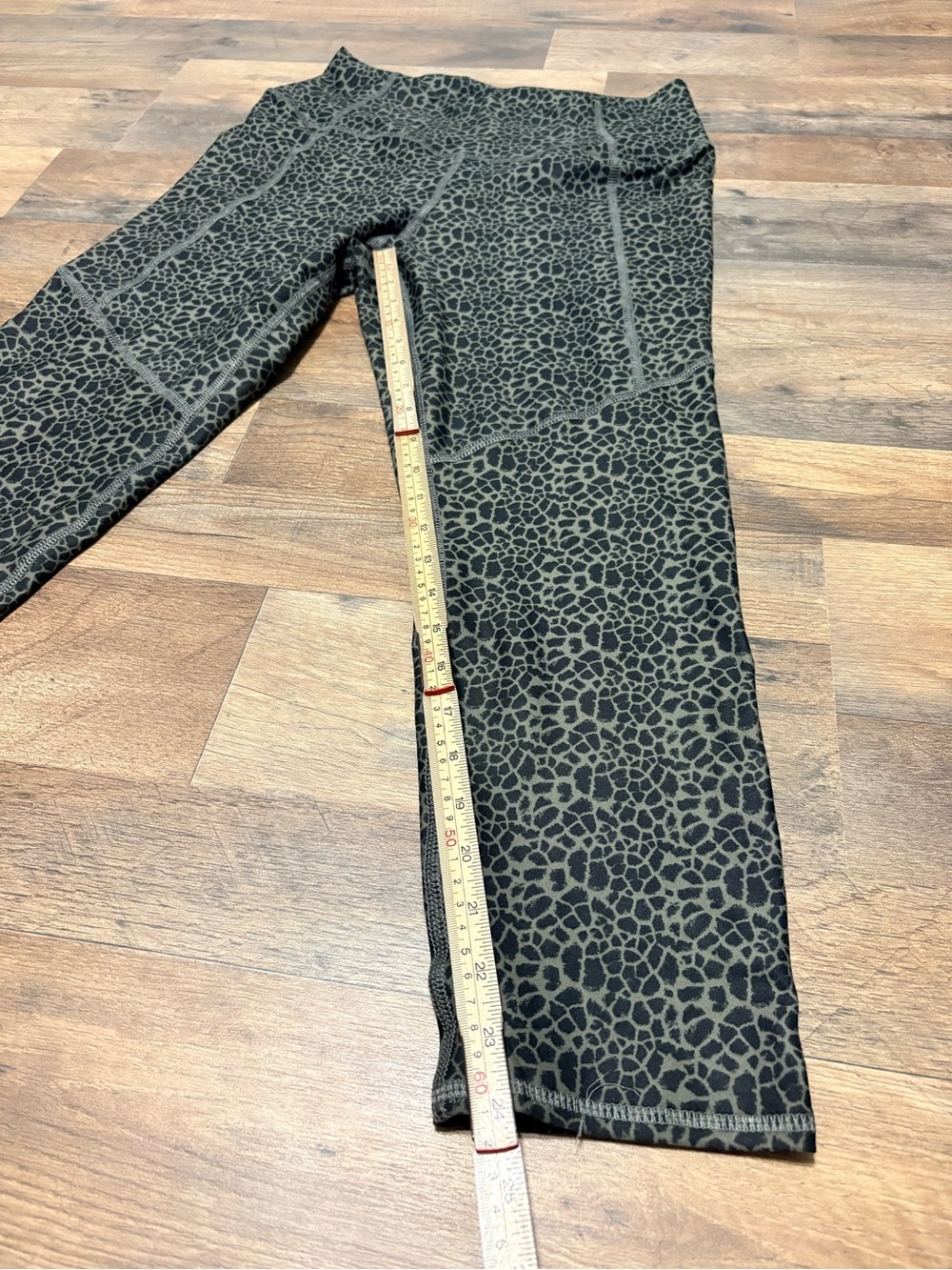 Flexure Leopard Print Cropped Leggings Women’s Size L Athletic Yoga Workout - Picture 4 of 5